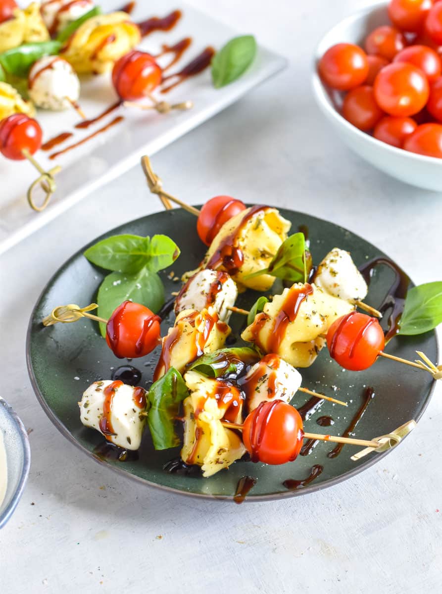 tortellini skewers on green plate.